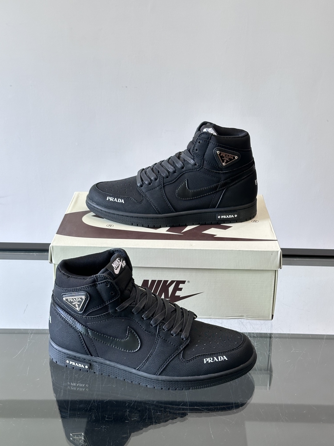 👟Nike和Prada联名运动鞋,灵感来自Air Jordan 1,撞色超吸睛,鞋面用透气网布+皮革拼接,舒适又耐穿✨。 👟Nike和Prada联名运动鞋,灵感来自Air Jordan 1,撞色超吸睛,鞋面用透气网布+皮革拼接,舒适又耐穿✨。