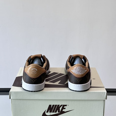 L 🆕Nike联名男士高帮休闲运动鞋,经典配色,牛皮拼接环保材质打造,皮质柔软细腻,大号 LV 字母于一侧描绘鲜亮色彩 L 🆕Nike联名男士高帮休闲运动鞋,经典配色,牛皮拼接环保材质打造,皮质柔软细腻,大号 LV 字母于一侧描绘鲜亮色彩