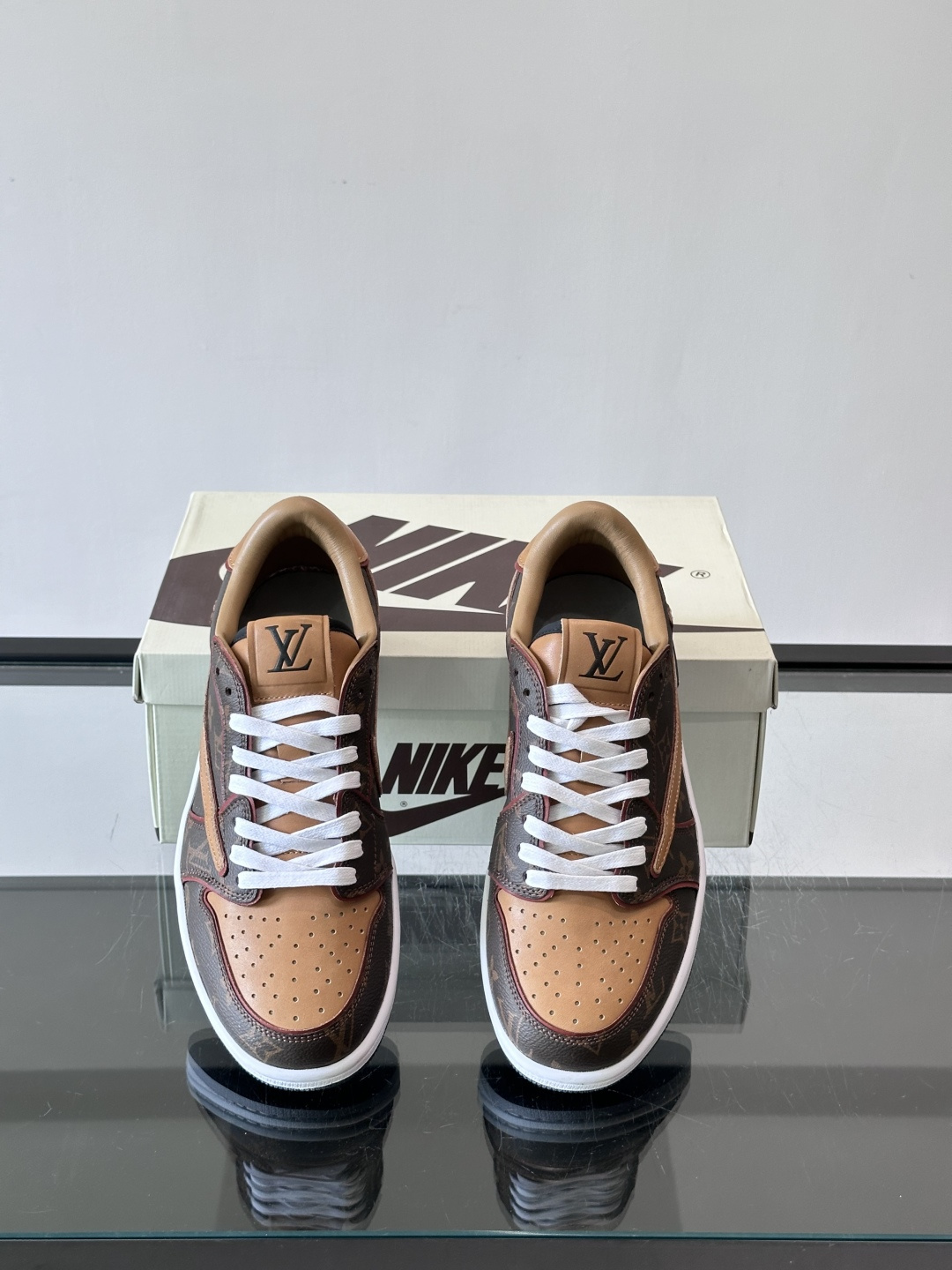 L 🆕Nike联名男士高帮休闲运动鞋,经典配色,牛皮拼接环保材质打造,皮质柔软细腻,大号 LV 字母于一侧描绘鲜亮色彩 L 🆕Nike联名男士高帮休闲运动鞋,经典配色,牛皮拼接环保材质打造,皮质柔软细腻,大号 LV 字母于一侧描绘鲜亮色彩