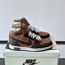 L 🆕Nike联名男士高帮休闲运动鞋,经典配色,牛皮拼接环保材质打造,皮质柔软细腻,大号 LV 字母于一侧描绘鲜亮色彩 L 🆕Nike联名男士高帮休闲运动鞋,经典配色,牛皮拼接环保材质打造,皮质柔软细腻,大号 LV 字母于一侧描绘鲜亮色彩
