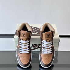 L 🆕Nike联名男士高帮休闲运动鞋,经典配色,牛皮拼接环保材质打造,皮质柔软细腻,大号 LV 字母于一侧描绘鲜亮色彩 L 🆕Nike联名男士高帮休闲运动鞋,经典配色,牛皮拼接环保材质打造,皮质柔软细腻,大号 LV 字母于一侧描绘鲜亮色彩