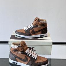 L 🆕Nike联名男士高帮休闲运动鞋,经典配色,牛皮拼接环保材质打造,皮质柔软细腻,大号 LV 字母于一侧描绘鲜亮色彩 L 🆕Nike联名男士高帮休闲运动鞋,经典配色,牛皮拼接环保材质打造,皮质柔软细腻,大号 LV 字母于一侧描绘鲜亮色彩