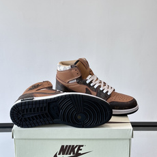 L 🆕Nike联名男士高帮休闲运动鞋,经典配色,牛皮拼接环保材质打造,皮质柔软细腻,大号 LV 字母于一侧描绘鲜亮色彩 L 🆕Nike联名男士高帮休闲运动鞋,经典配色,牛皮拼接环保材质打造,皮质柔软细腻,大号 LV 字母于一侧描绘鲜亮色彩