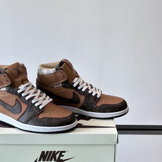 L 🆕Nike联名男士高帮休闲运动鞋,经典配色,牛皮拼接环保材质打造,皮质柔软细腻,大号 LV 字母于一侧描绘鲜亮色彩 L 🆕Nike联名男士高帮休闲运动鞋,经典配色,牛皮拼接环保材质打造,皮质柔软细腻,大号 LV 字母于一侧描绘鲜亮色彩