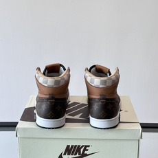 L 🆕Nike联名男士高帮休闲运动鞋,经典配色,牛皮拼接环保材质打造,皮质柔软细腻,大号 LV 字母于一侧描绘鲜亮色彩 L 🆕Nike联名男士高帮休闲运动鞋,经典配色,牛皮拼接环保材质打造,皮质柔软细腻,大号 LV 字母于一侧描绘鲜亮色彩