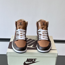 L 🆕Nike联名男士高帮休闲运动鞋,经典配色,牛皮拼接环保材质打造,皮质柔软细腻,大号 LV 字母于一侧描绘鲜亮色彩 L 🆕Nike联名男士高帮休闲运动鞋,经典配色,牛皮拼接环保材质打造,皮质柔软细腻,大号 LV 字母于一侧描绘鲜亮色彩