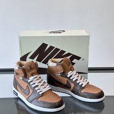 L 🆕Nike联名男士高帮休闲运动鞋,经典配色,牛皮拼接环保材质打造,皮质柔软细腻,大号 LV 字母于一侧描绘鲜亮色彩 L 🆕Nike联名男士高帮休闲运动鞋,经典配色,牛皮拼接环保材质打造,皮质柔软细腻,大号 LV 字母于一侧描绘鲜亮色彩