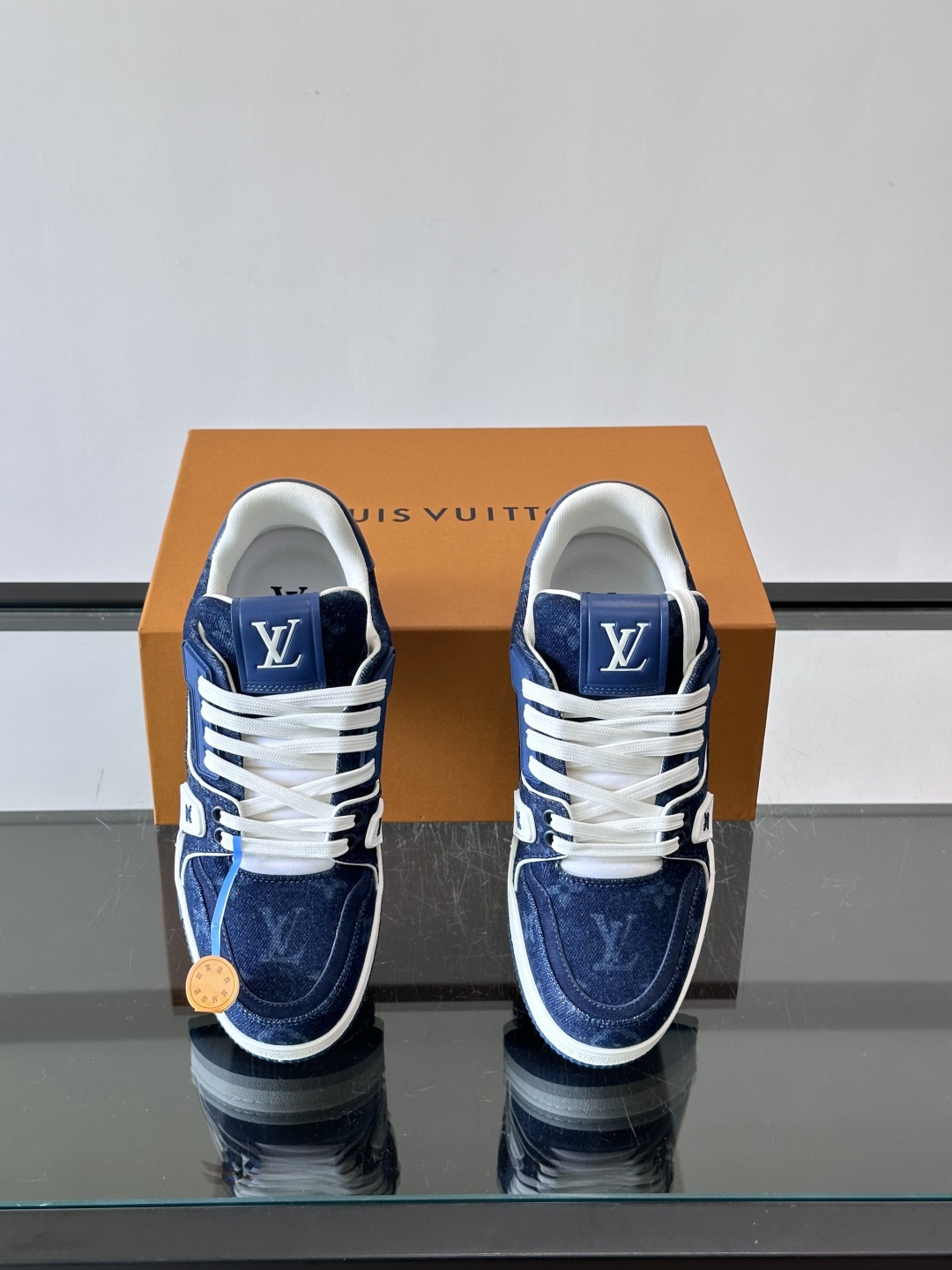 驴家 新配色 trainer运动鞋,本款 LV Trainer 运动鞋取材柔软粒面小牛皮,呈现纯净色调,后部#54标识追 驴家 新配色 trainer运动鞋,本款 LV Trainer 运动鞋取材柔软粒面小牛皮,呈现纯净色调,后部#54标识追