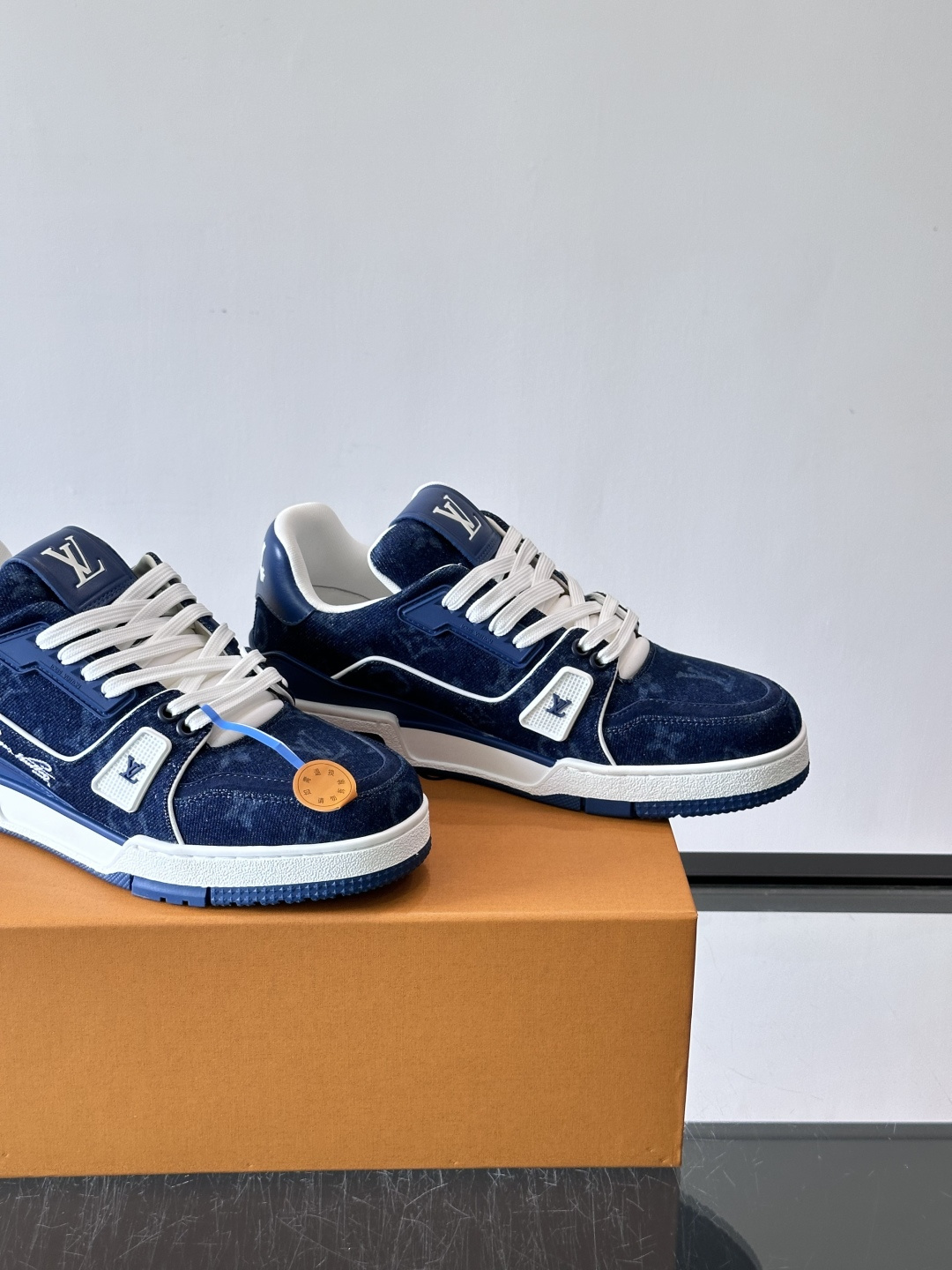 驴家 新配色 trainer运动鞋,本款 LV Trainer 运动鞋取材柔软粒面小牛皮,呈现纯净色调,后部#54标识追 驴家 新配色 trainer运动鞋,本款 LV Trainer 运动鞋取材柔软粒面小牛皮,呈现纯净色调,后部#54标识追