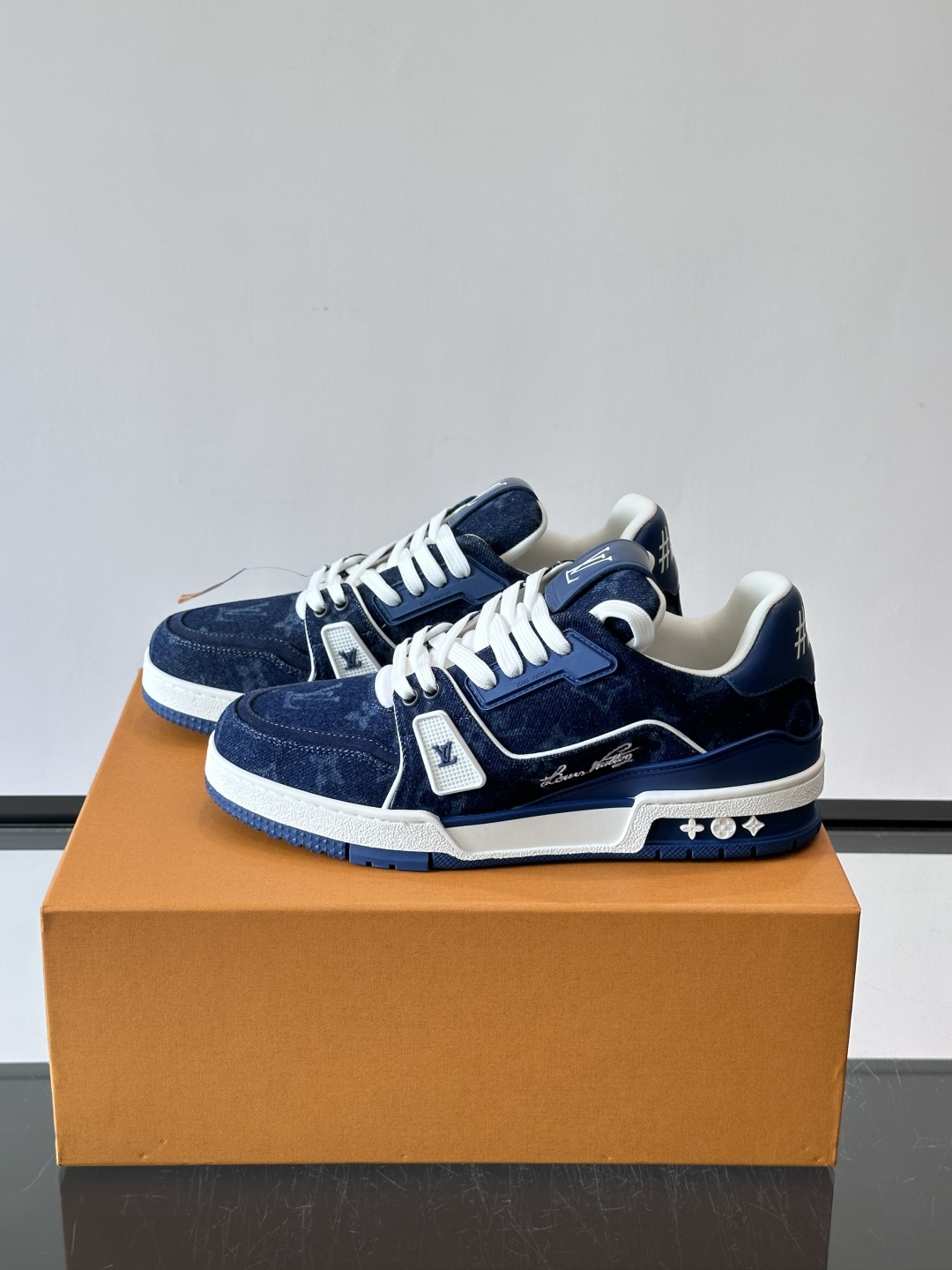 驴家 新配色 trainer运动鞋,本款 LV Trainer 运动鞋取材柔软粒面小牛皮,呈现纯净色调,后部#54标识追 驴家 新配色 trainer运动鞋,本款 LV Trainer 运动鞋取材柔软粒面小牛皮,呈现纯净色调,后部#54标识追