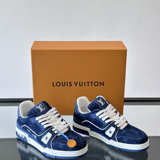 驴家 新配色 trainer运动鞋,本款 LV Trainer 运动鞋取材柔软粒面小牛皮,呈现纯净色调,后部#54标识追 驴家 新配色 trainer运动鞋,本款 LV Trainer 运动鞋取材柔软粒面小牛皮,呈现纯净色调,后部#54标识追