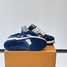 驴家 新配色 trainer运动鞋,本款 LV Trainer 运动鞋取材柔软粒面小牛皮,呈现纯净色调,后部#54标识追 驴家 新配色 trainer运动鞋,本款 LV Trainer 运动鞋取材柔软粒面小牛皮,呈现纯净色调,后部#54标识追
