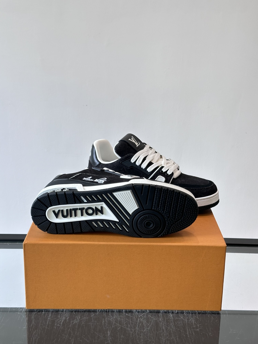 驴家 新配色 trainer运动鞋,本款 LV Trainer 运动鞋取材柔软粒面小牛皮,呈现纯净色调,后部#54标识追 驴家 新配色 trainer运动鞋,本款 LV Trainer 运动鞋取材柔软粒面小牛皮,呈现纯净色调,后部#54标识追
