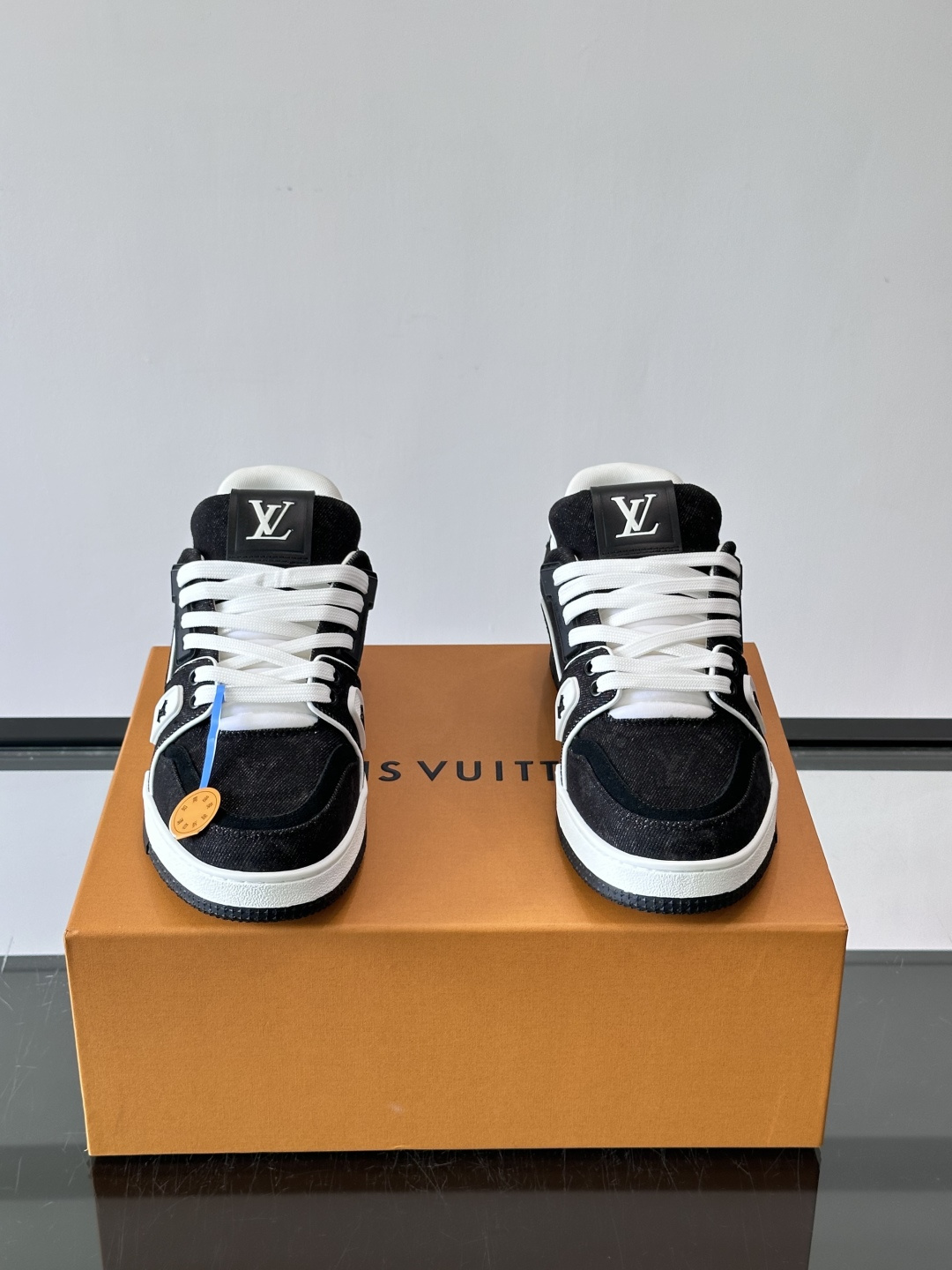 驴家 新配色 trainer运动鞋,本款 LV Trainer 运动鞋取材柔软粒面小牛皮,呈现纯净色调,后部#54标识追 驴家 新配色 trainer运动鞋,本款 LV Trainer 运动鞋取材柔软粒面小牛皮,呈现纯净色调,后部#54标识追