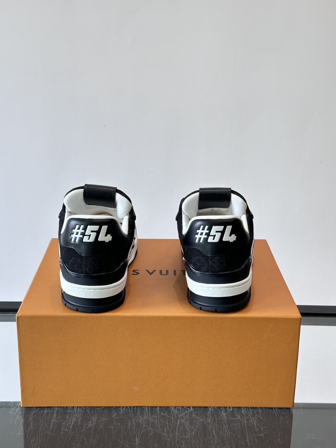 驴家 新配色 trainer运动鞋,本款 LV Trainer 运动鞋取材柔软粒面小牛皮,呈现纯净色调,后部#54标识追 驴家 新配色 trainer运动鞋,本款 LV Trainer 运动鞋取材柔软粒面小牛皮,呈现纯净色调,后部#54标识追