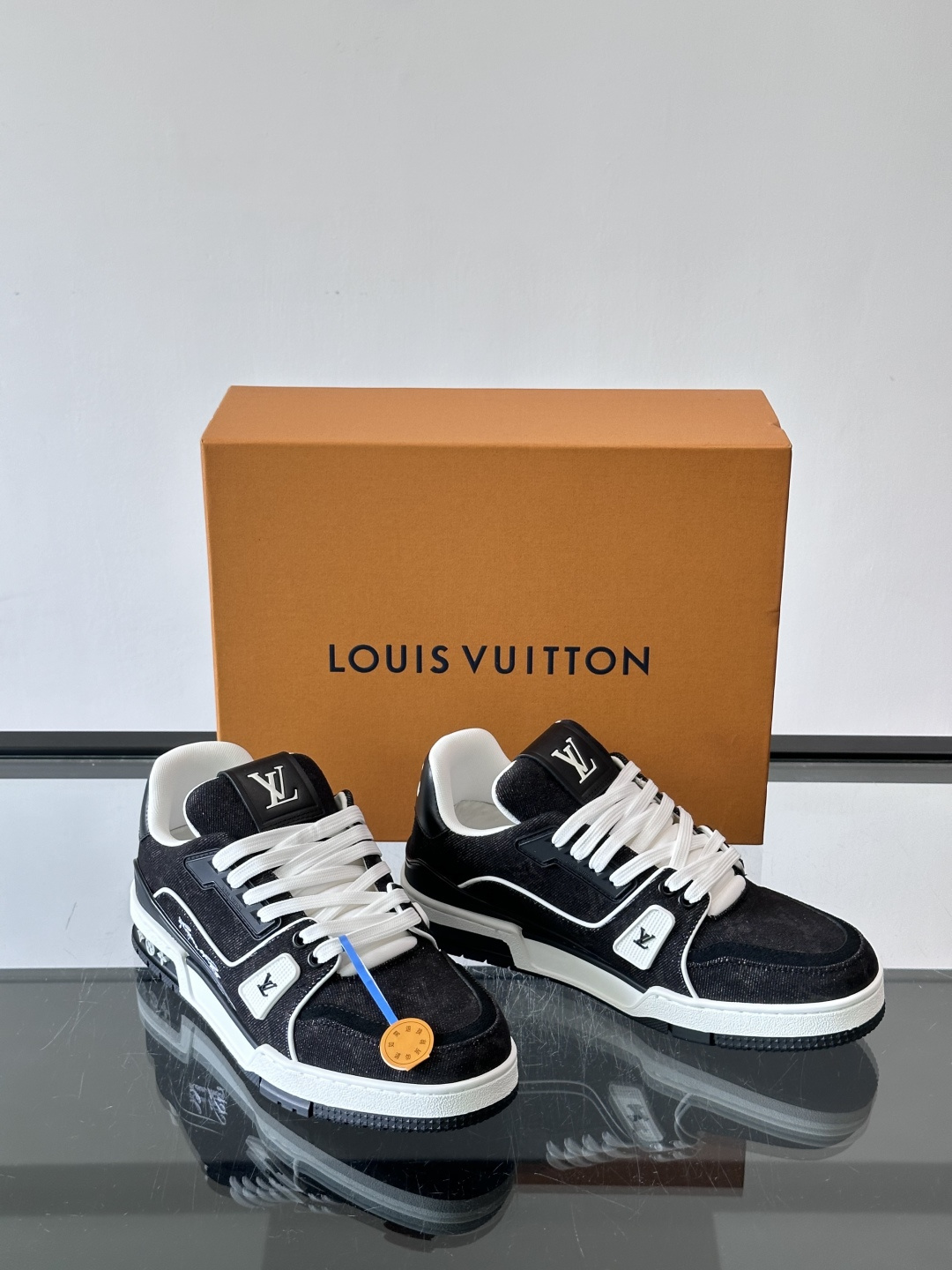 驴家 新配色 trainer运动鞋,本款 LV Trainer 运动鞋取材柔软粒面小牛皮,呈现纯净色调,后部#54标识追 驴家 新配色 trainer运动鞋,本款 LV Trainer 运动鞋取材柔软粒面小牛皮,呈现纯净色调,后部#54标识追