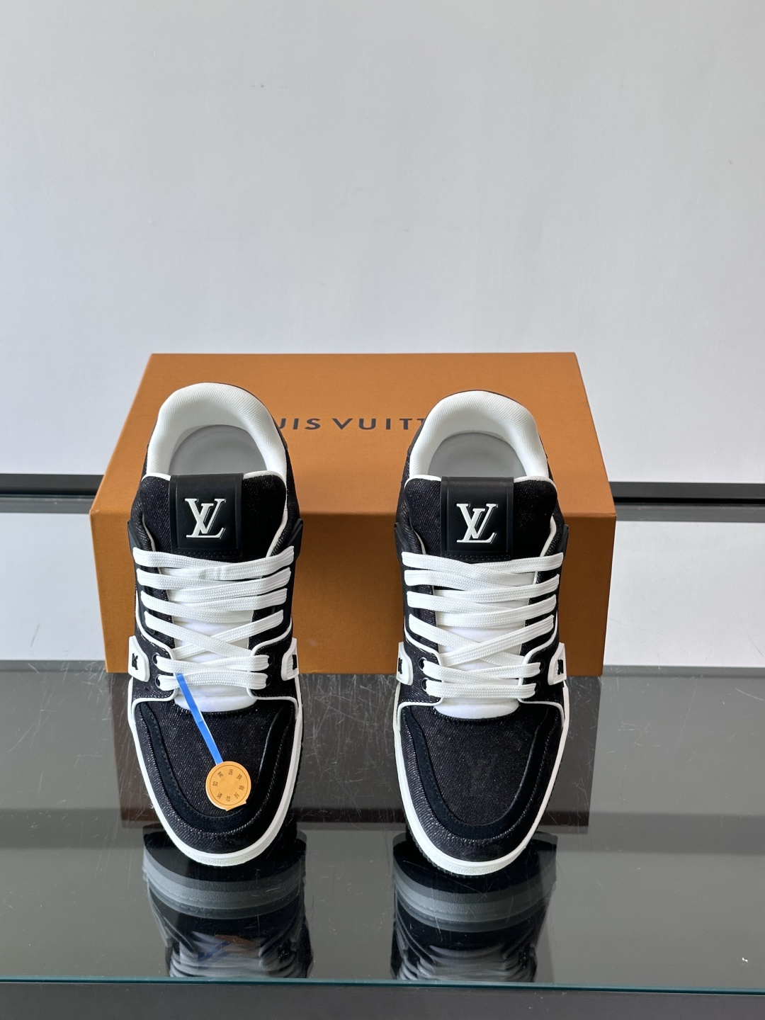 驴家 新配色 trainer运动鞋,本款 LV Trainer 运动鞋取材柔软粒面小牛皮,呈现纯净色调,后部#54标识追 驴家 新配色 trainer运动鞋,本款 LV Trainer 运动鞋取材柔软粒面小牛皮,呈现纯净色调,后部#54标识追
