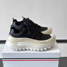 Moncler 蒙口男鞋运动鞋,透气科技布鞋面 + 锯齿纹厚底,鞋身有Moncler logo,鞋底有凸起防滑颗 Moncler 蒙口男鞋运动鞋,透气科技布鞋面 + 锯齿纹厚底,鞋身有Moncler logo,鞋底有凸起防滑颗