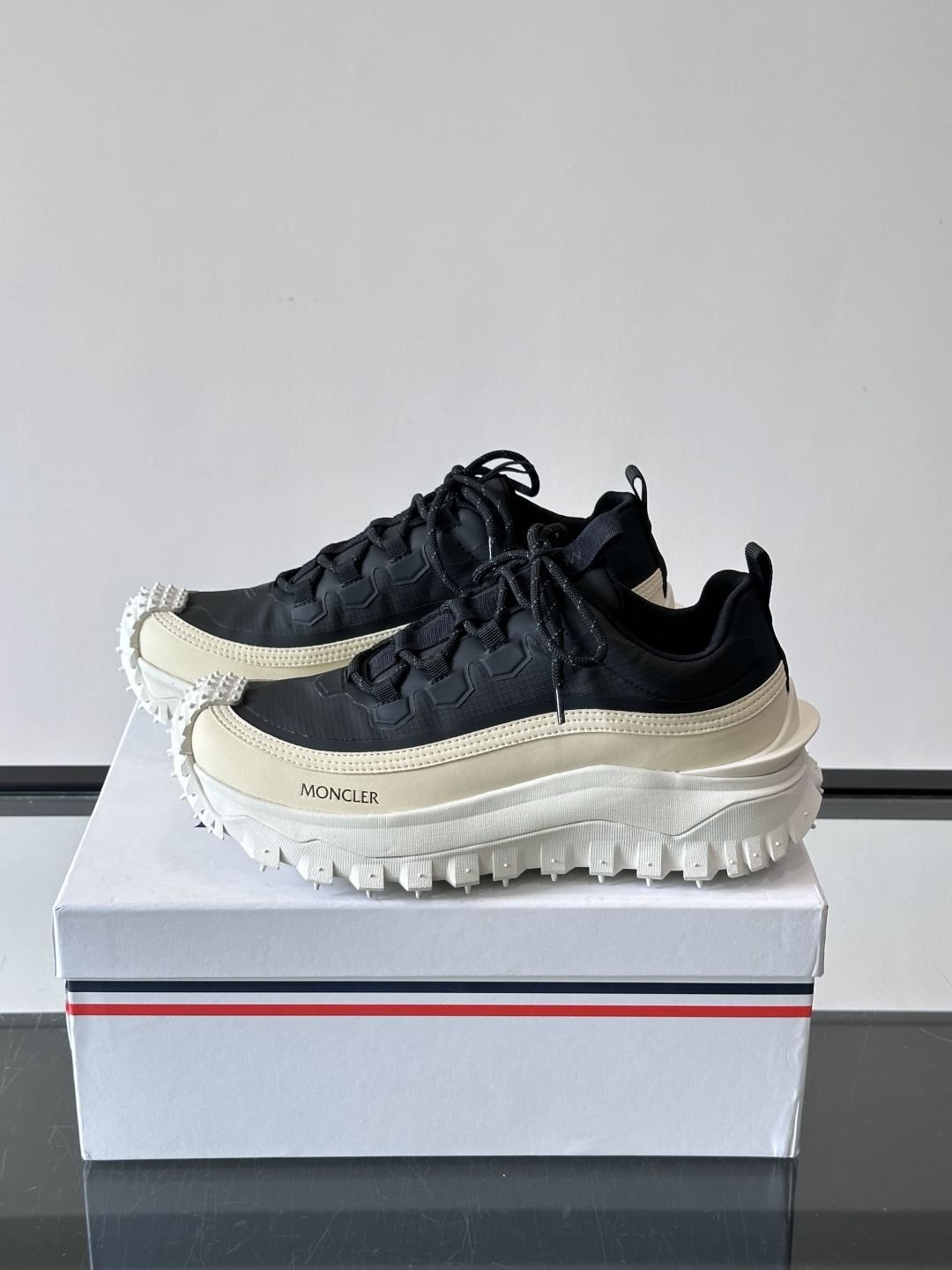Moncler 蒙口男鞋运动鞋,透气科技布鞋面 + 锯齿纹厚底,鞋身有Moncler logo,鞋底有凸起防滑颗 Moncler 蒙口男鞋运动鞋,透气科技布鞋面 + 锯齿纹厚底,鞋身有Moncler logo,鞋底有凸起防滑颗