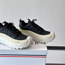Moncler 蒙口男鞋运动鞋,透气科技布鞋面 + 锯齿纹厚底,鞋身有Moncler logo,鞋底有凸起防滑颗 Moncler 蒙口男鞋运动鞋,透气科技布鞋面 + 锯齿纹厚底,鞋身有Moncler logo,鞋底有凸起防滑颗