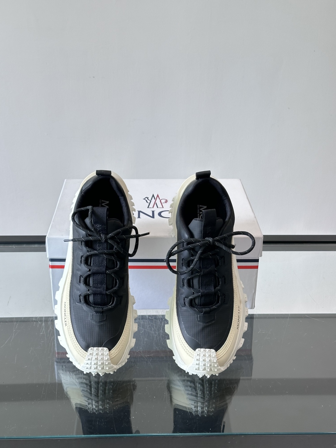 Moncler 蒙口男鞋运动鞋,透气科技布鞋面 + 锯齿纹厚底,鞋身有Moncler logo,鞋底有凸起防滑颗 Moncler 蒙口男鞋运动鞋,透气科技布鞋面 + 锯齿纹厚底,鞋身有Moncler logo,鞋底有凸起防滑颗