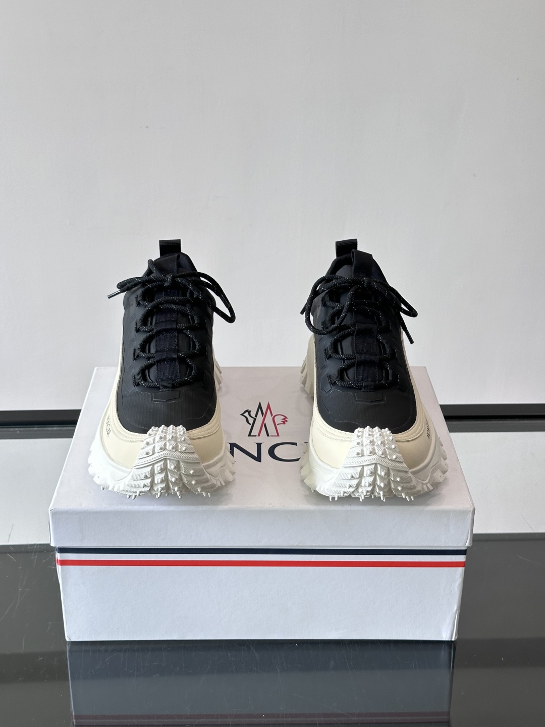 Moncler 蒙口男鞋运动鞋,透气科技布鞋面 + 锯齿纹厚底,鞋身有Moncler logo,鞋底有凸起防滑颗 Moncler 蒙口男鞋运动鞋,透气科技布鞋面 + 锯齿纹厚底,鞋身有Moncler logo,鞋底有凸起防滑颗