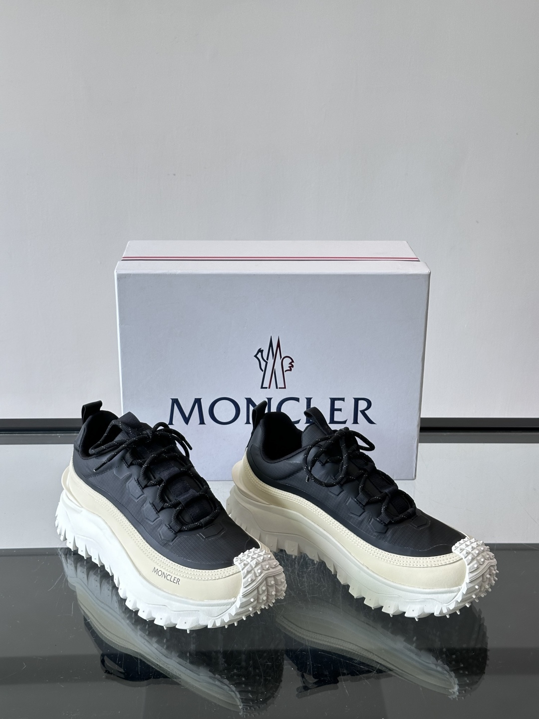 Moncler 蒙口男鞋运动鞋,透气科技布鞋面 + 锯齿纹厚底,鞋身有Moncler logo,鞋底有凸起防滑颗 Moncler 蒙口男鞋运动鞋,透气科技布鞋面 + 锯齿纹厚底,鞋身有Moncler logo,鞋底有凸起防滑颗