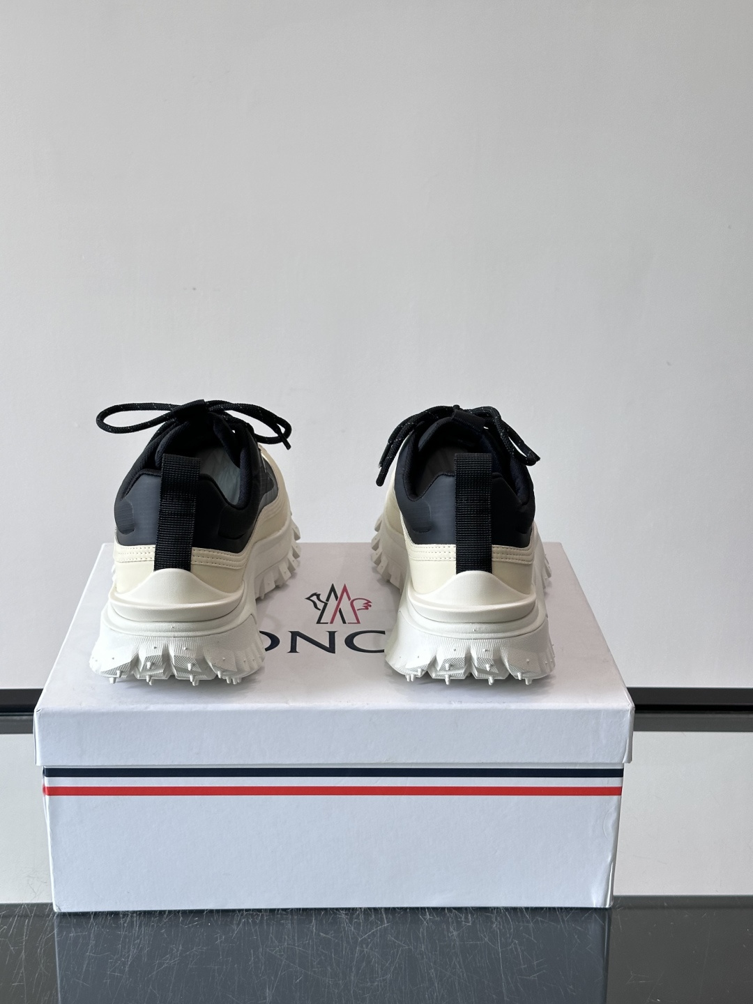 Moncler 蒙口男鞋运动鞋,透气科技布鞋面 + 锯齿纹厚底,鞋身有Moncler logo,鞋底有凸起防滑颗 Moncler 蒙口男鞋运动鞋,透气科技布鞋面 + 锯齿纹厚底,鞋身有Moncler logo,鞋底有凸起防滑颗