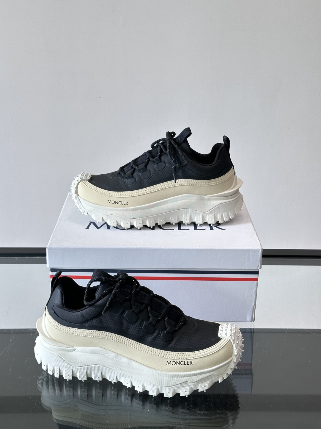 Moncler 蒙口男鞋运动鞋,透气科技布鞋面 + 锯齿纹厚底,鞋身有Moncler logo,鞋底有凸起防滑颗 Moncler 蒙口男鞋运动鞋,透气科技布鞋面 + 锯齿纹厚底,鞋身有Moncler logo,鞋底有凸起防滑颗