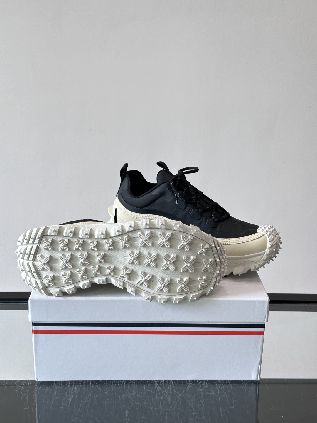 Moncler 蒙口男鞋运动鞋,透气科技布鞋面 + 锯齿纹厚底,鞋身有Moncler logo,鞋底有凸起防滑颗 Moncler 蒙口男鞋运动鞋,透气科技布鞋面 + 锯齿纹厚底,鞋身有Moncler logo,鞋底有凸起防滑颗