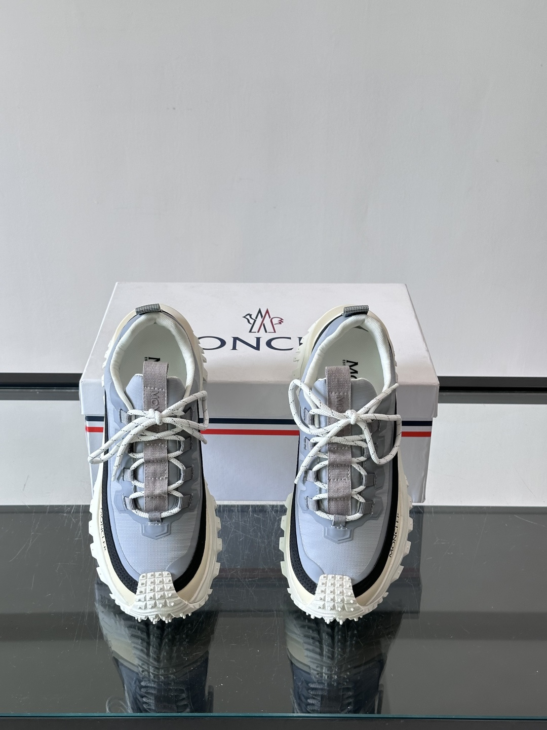 Moncler 蒙口男鞋运动鞋,透气科技布鞋面 + 锯齿纹厚底,鞋身有Moncler logo,鞋底有凸起防滑颗 Moncler 蒙口男鞋运动鞋,透气科技布鞋面 + 锯齿纹厚底,鞋身有Moncler logo,鞋底有凸起防滑颗