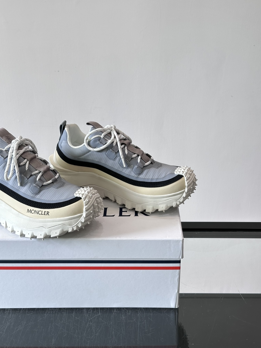 Moncler 蒙口男鞋运动鞋,透气科技布鞋面 + 锯齿纹厚底,鞋身有Moncler logo,鞋底有凸起防滑颗 Moncler 蒙口男鞋运动鞋,透气科技布鞋面 + 锯齿纹厚底,鞋身有Moncler logo,鞋底有凸起防滑颗