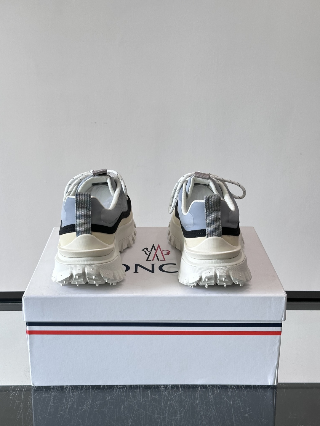Moncler 蒙口男鞋运动鞋,透气科技布鞋面 + 锯齿纹厚底,鞋身有Moncler logo,鞋底有凸起防滑颗 Moncler 蒙口男鞋运动鞋,透气科技布鞋面 + 锯齿纹厚底,鞋身有Moncler logo,鞋底有凸起防滑颗
