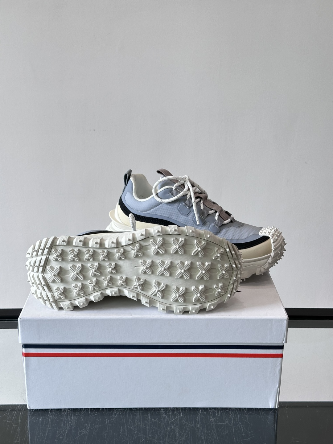 Moncler 蒙口男鞋运动鞋,透气科技布鞋面 + 锯齿纹厚底,鞋身有Moncler logo,鞋底有凸起防滑颗 Moncler 蒙口男鞋运动鞋,透气科技布鞋面 + 锯齿纹厚底,鞋身有Moncler logo,鞋底有凸起防滑颗