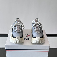 Moncler 蒙口男鞋运动鞋,透气科技布鞋面 + 锯齿纹厚底,鞋身有Moncler logo,鞋底有凸起防滑颗 Moncler 蒙口男鞋运动鞋,透气科技布鞋面 + 锯齿纹厚底,鞋身有Moncler logo,鞋底有凸起防滑颗