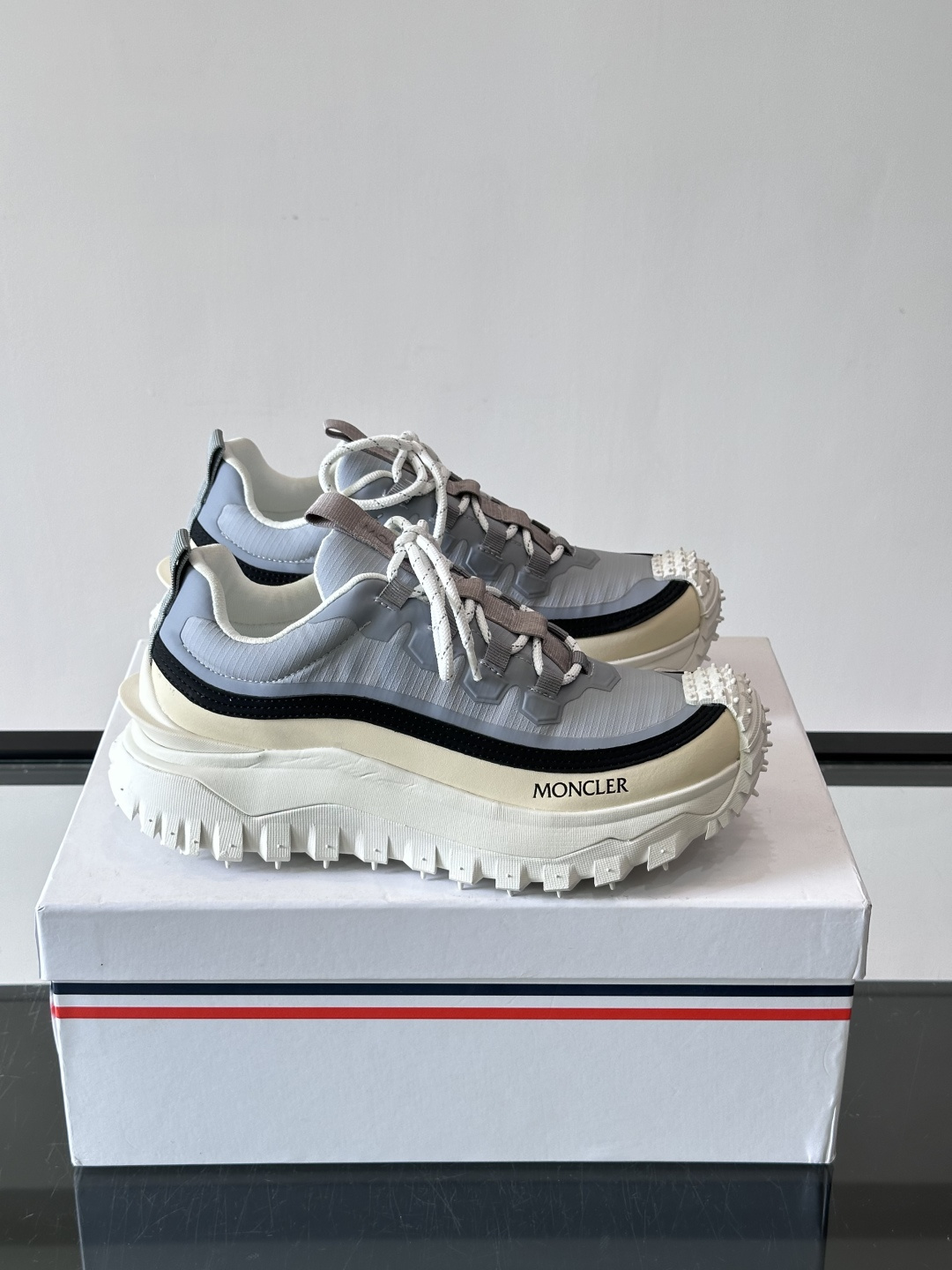 Moncler 蒙口男鞋运动鞋,透气科技布鞋面 + 锯齿纹厚底,鞋身有Moncler logo,鞋底有凸起防滑颗 Moncler 蒙口男鞋运动鞋,透气科技布鞋面 + 锯齿纹厚底,鞋身有Moncler logo,鞋底有凸起防滑颗