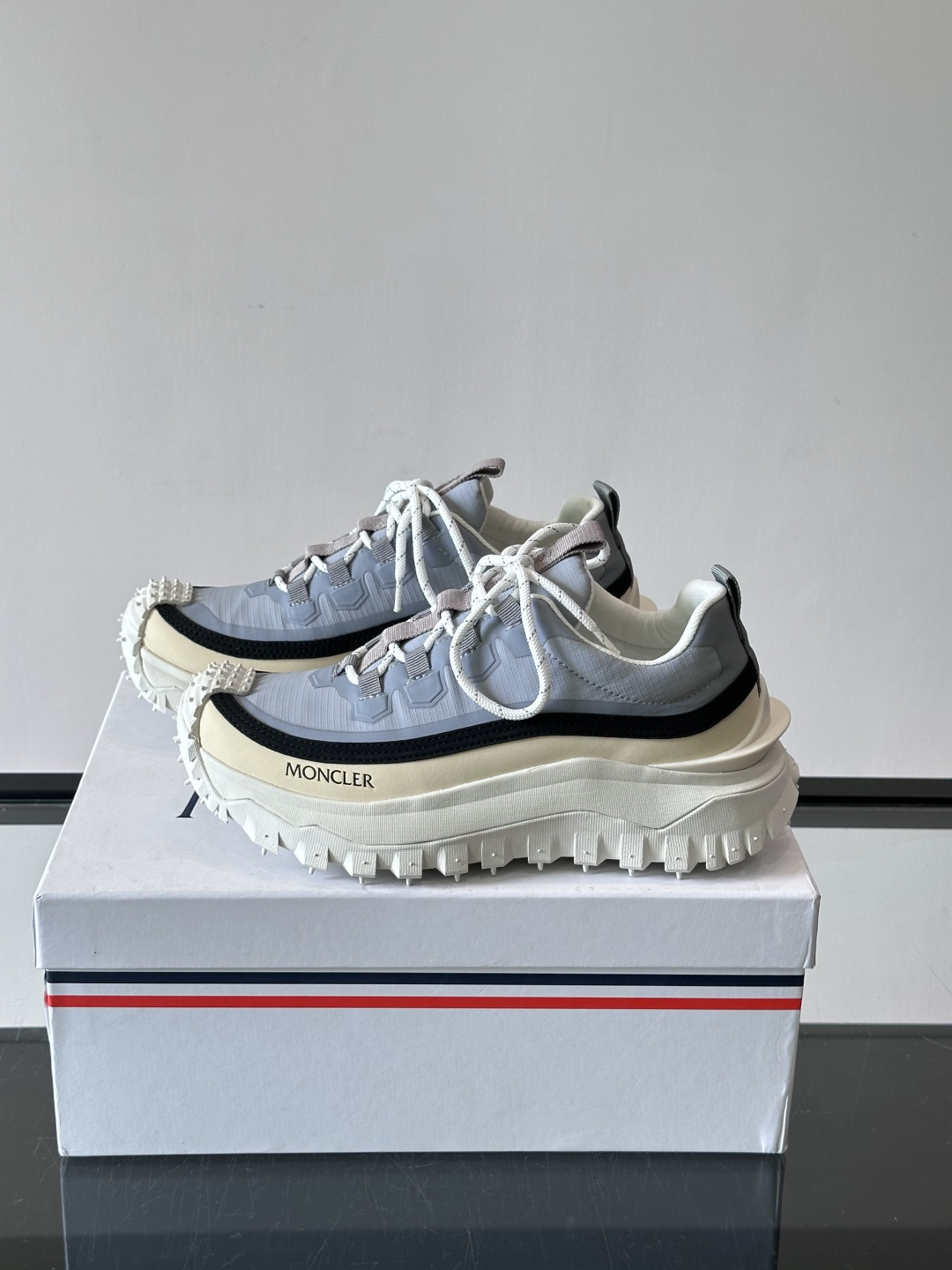 Moncler 蒙口男鞋运动鞋,透气科技布鞋面 + 锯齿纹厚底,鞋身有Moncler logo,鞋底有凸起防滑颗 Moncler 蒙口男鞋运动鞋,透气科技布鞋面 + 锯齿纹厚底,鞋身有Moncler logo,鞋底有凸起防滑颗