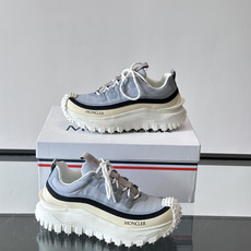 Moncler 蒙口男鞋运动鞋,透气科技布鞋面 + 锯齿纹厚底,鞋身有Moncler logo,鞋底有凸起防滑颗 Moncler 蒙口男鞋运动鞋,透气科技布鞋面 + 锯齿纹厚底,鞋身有Moncler logo,鞋底有凸起防滑颗