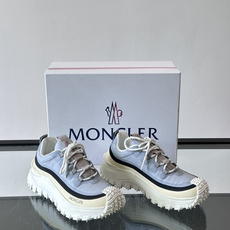 Moncler 蒙口男鞋运动鞋,透气科技布鞋面 + 锯齿纹厚底,鞋身有Moncler logo,鞋底有凸起防滑颗 Moncler 蒙口男鞋运动鞋,透气科技布鞋面 + 锯齿纹厚底,鞋身有Moncler logo,鞋底有凸起防滑颗
