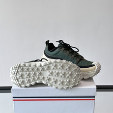 Moncler 蒙口男鞋运动鞋,透气科技布鞋面 + 锯齿纹厚底,鞋身有Moncler logo,鞋底有凸起防滑颗 Moncler 蒙口男鞋运动鞋,透气科技布鞋面 + 锯齿纹厚底,鞋身有Moncler logo,鞋底有凸起防滑颗
