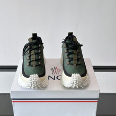 Moncler 蒙口男鞋运动鞋,透气科技布鞋面 + 锯齿纹厚底,鞋身有Moncler logo,鞋底有凸起防滑颗 Moncler 蒙口男鞋运动鞋,透气科技布鞋面 + 锯齿纹厚底,鞋身有Moncler logo,鞋底有凸起防滑颗