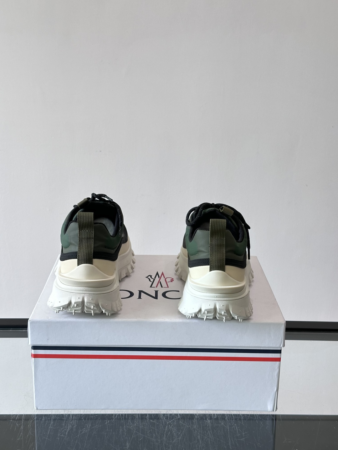 Moncler 蒙口男鞋运动鞋,透气科技布鞋面 + 锯齿纹厚底,鞋身有Moncler logo,鞋底有凸起防滑颗 Moncler 蒙口男鞋运动鞋,透气科技布鞋面 + 锯齿纹厚底,鞋身有Moncler logo,鞋底有凸起防滑颗