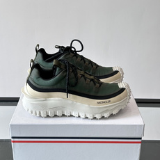 Moncler 蒙口男鞋运动鞋,透气科技布鞋面 + 锯齿纹厚底,鞋身有Moncler logo,鞋底有凸起防滑颗 Moncler 蒙口男鞋运动鞋,透气科技布鞋面 + 锯齿纹厚底,鞋身有Moncler logo,鞋底有凸起防滑颗