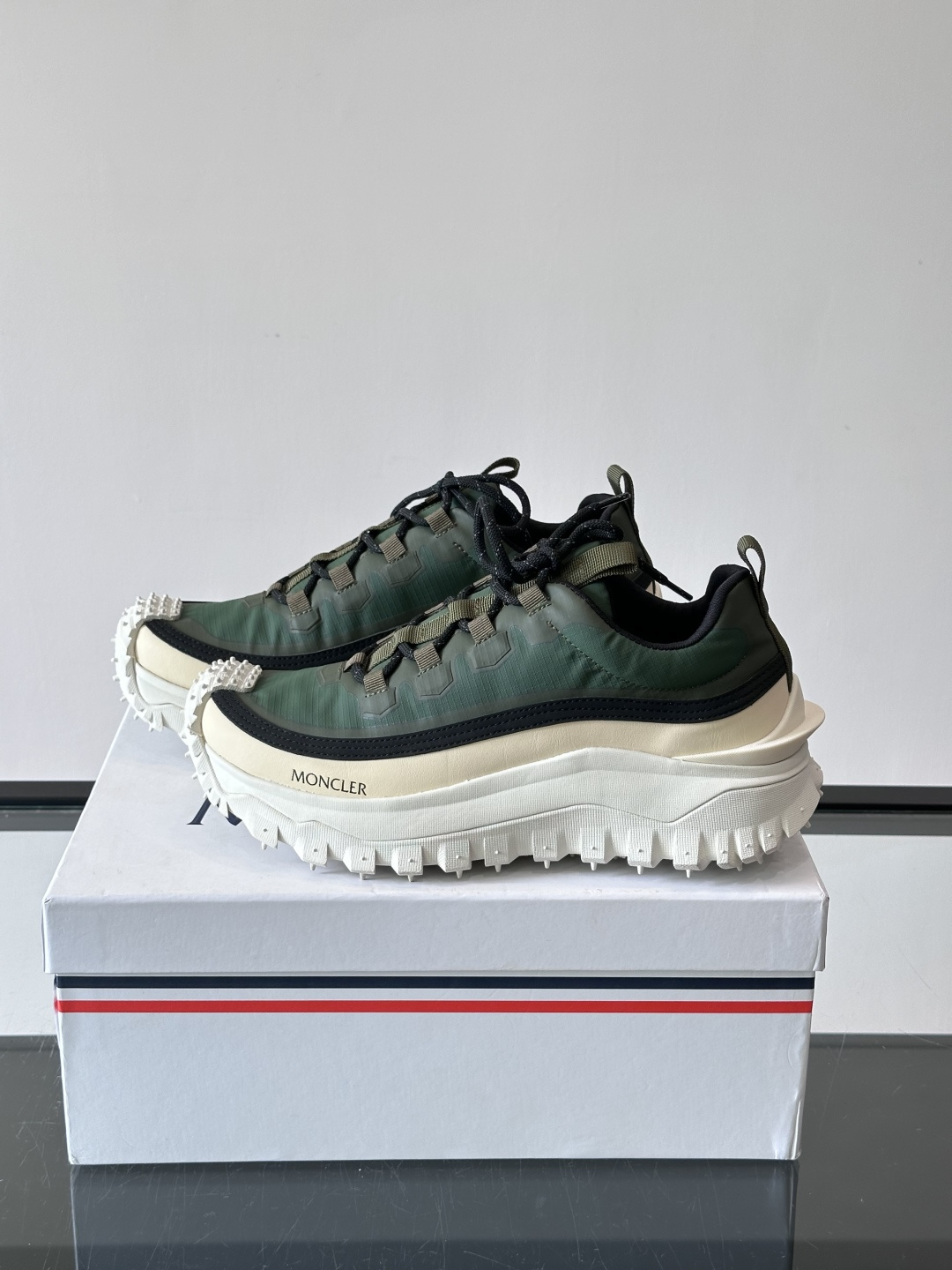 Moncler 蒙口男鞋运动鞋,透气科技布鞋面 + 锯齿纹厚底,鞋身有Moncler logo,鞋底有凸起防滑颗 Moncler 蒙口男鞋运动鞋,透气科技布鞋面 + 锯齿纹厚底,鞋身有Moncler logo,鞋底有凸起防滑颗