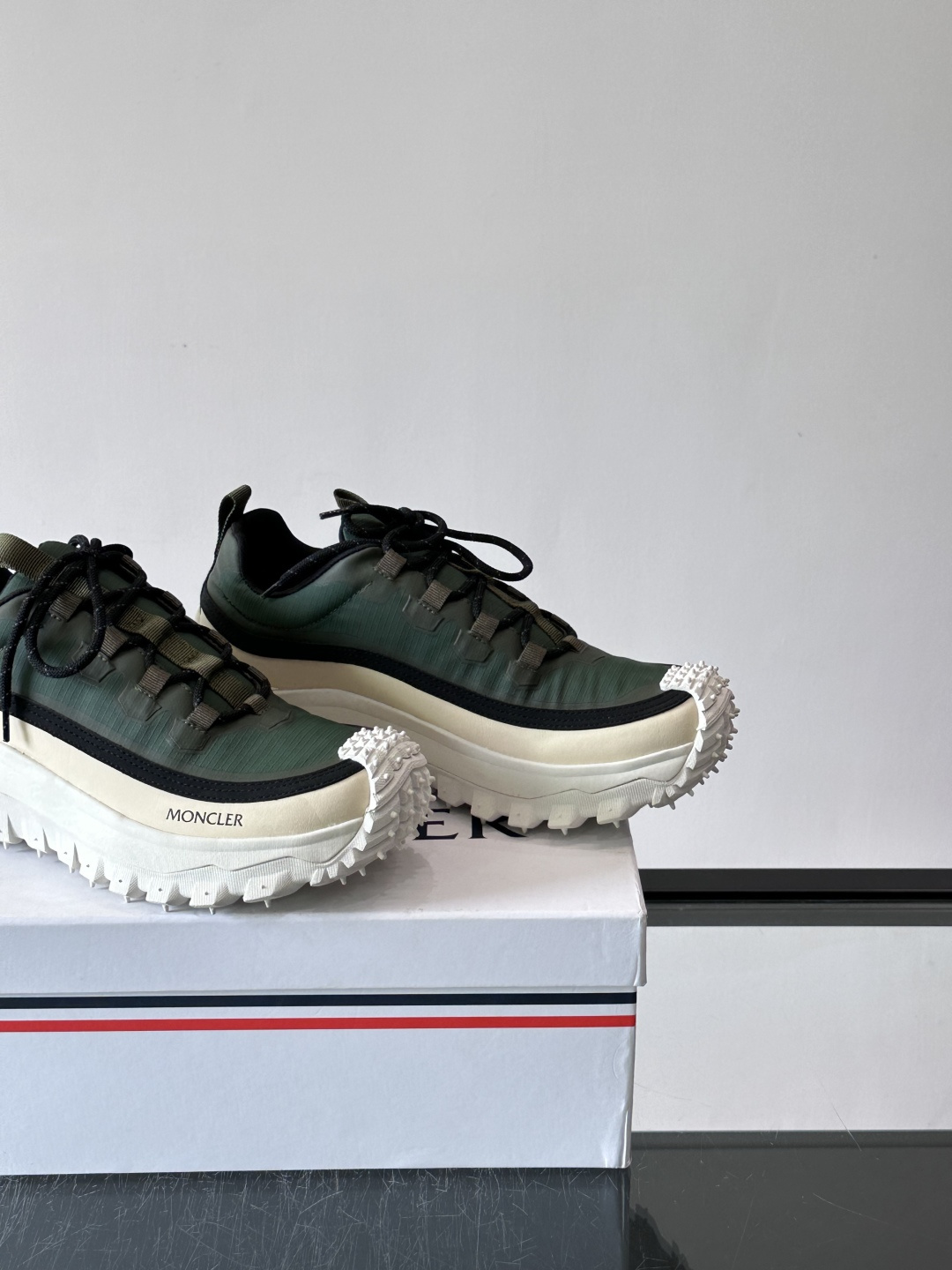 Moncler 蒙口男鞋运动鞋,透气科技布鞋面 + 锯齿纹厚底,鞋身有Moncler logo,鞋底有凸起防滑颗 Moncler 蒙口男鞋运动鞋,透气科技布鞋面 + 锯齿纹厚底,鞋身有Moncler logo,鞋底有凸起防滑颗