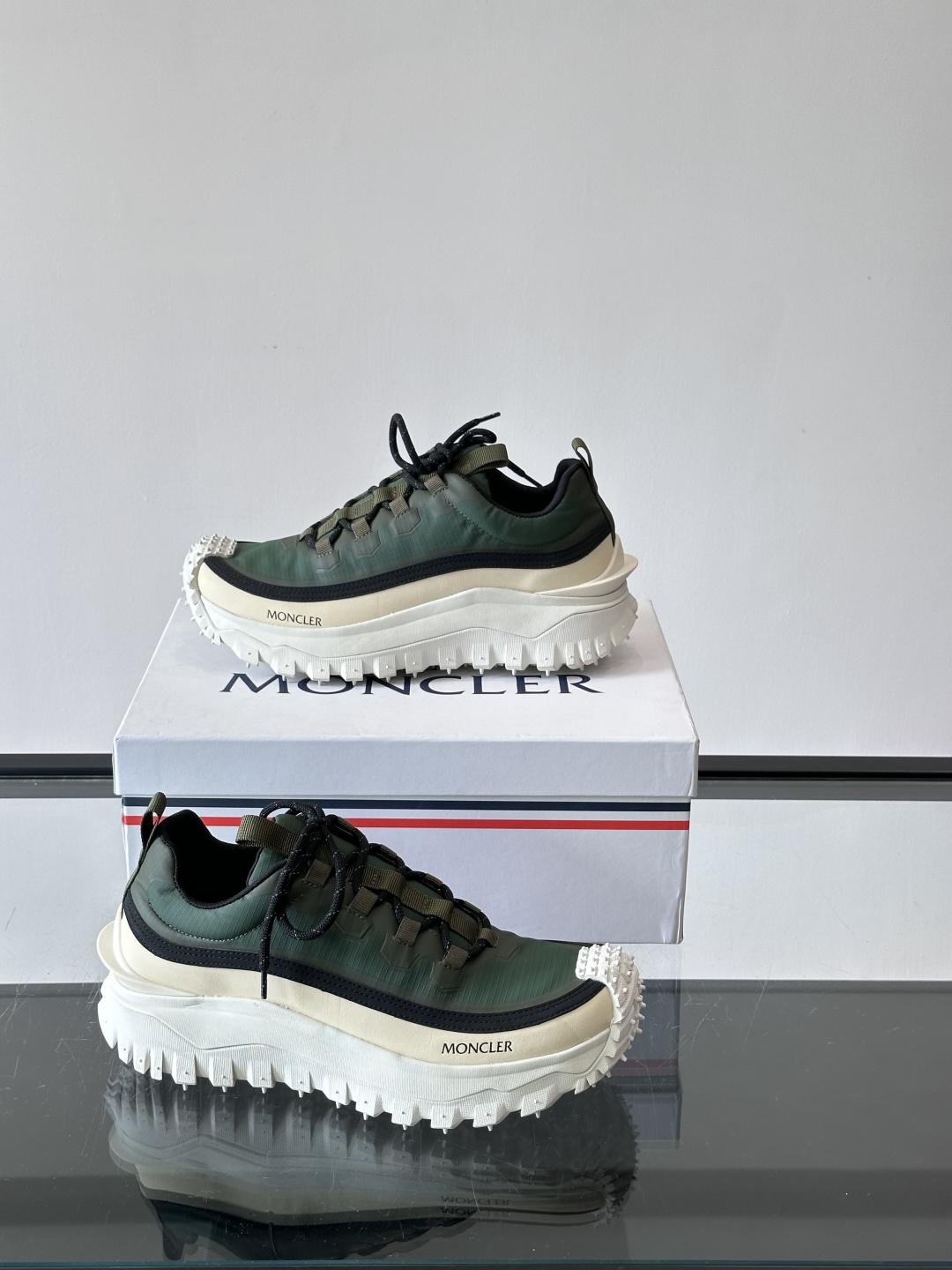Moncler 蒙口男鞋运动鞋,透气科技布鞋面 + 锯齿纹厚底,鞋身有Moncler logo,鞋底有凸起防滑颗 Moncler 蒙口男鞋运动鞋,透气科技布鞋面 + 锯齿纹厚底,鞋身有Moncler logo,鞋底有凸起防滑颗