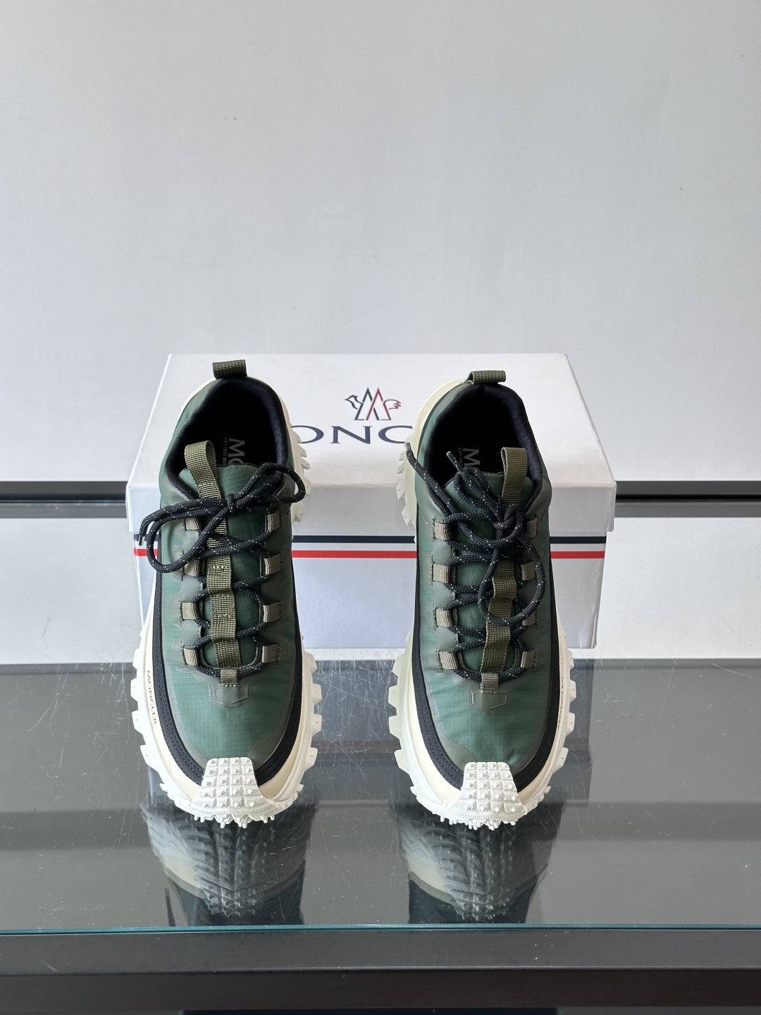 Moncler 蒙口男鞋运动鞋,透气科技布鞋面 + 锯齿纹厚底,鞋身有Moncler logo,鞋底有凸起防滑颗 Moncler 蒙口男鞋运动鞋,透气科技布鞋面 + 锯齿纹厚底,鞋身有Moncler logo,鞋底有凸起防滑颗