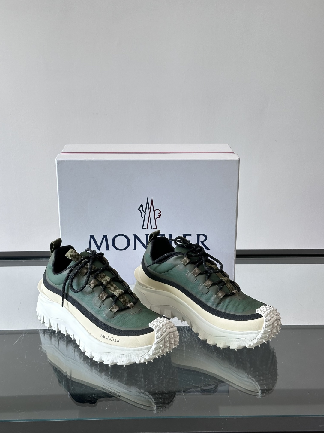 Moncler 蒙口男鞋运动鞋,透气科技布鞋面 + 锯齿纹厚底,鞋身有Moncler logo,鞋底有凸起防滑颗 Moncler 蒙口男鞋运动鞋,透气科技布鞋面 + 锯齿纹厚底,鞋身有Moncler logo,鞋底有凸起防滑颗