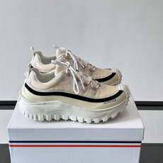 Moncler 蒙口男鞋运动鞋,透气科技布鞋面 + 锯齿纹厚底,鞋身有Moncler logo,鞋底有凸起防滑颗 Moncler 蒙口男鞋运动鞋,透气科技布鞋面 + 锯齿纹厚底,鞋身有Moncler logo,鞋底有凸起防滑颗