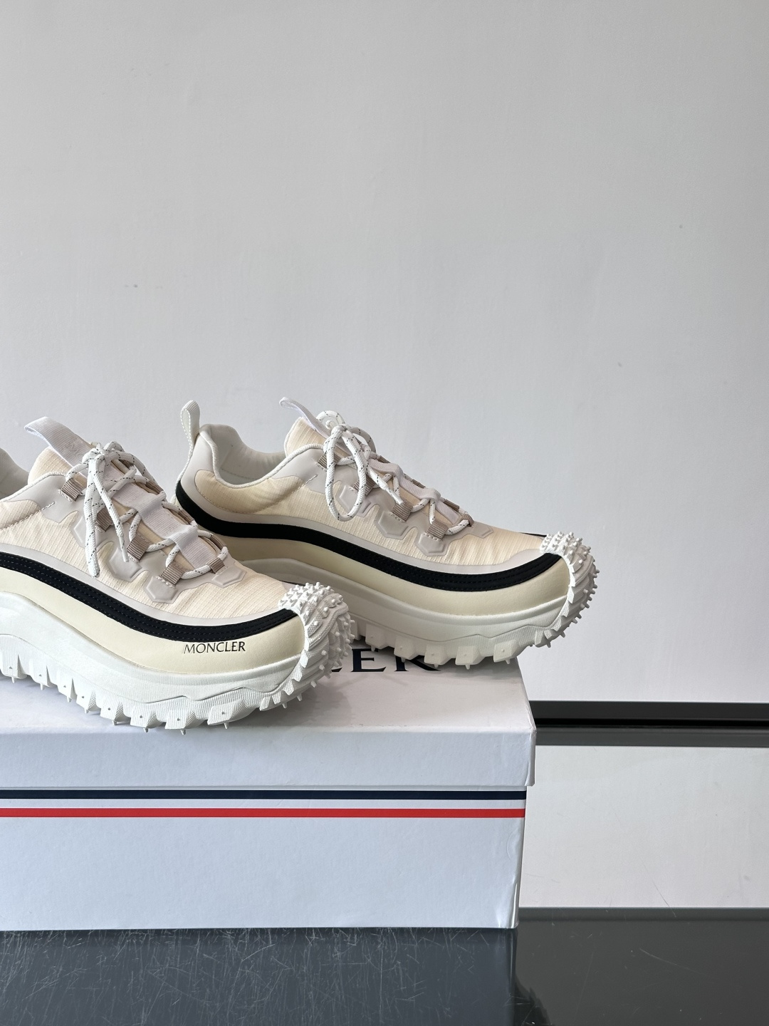 Moncler 蒙口男鞋运动鞋,透气科技布鞋面 + 锯齿纹厚底,鞋身有Moncler logo,鞋底有凸起防滑颗 Moncler 蒙口男鞋运动鞋,透气科技布鞋面 + 锯齿纹厚底,鞋身有Moncler logo,鞋底有凸起防滑颗